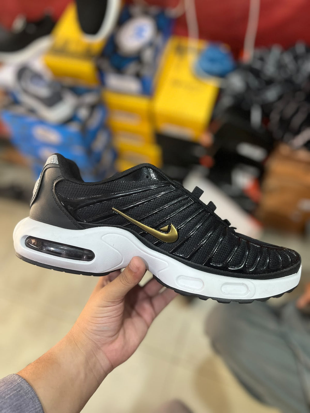 NIKE AIR MAX PLUS - BLACK