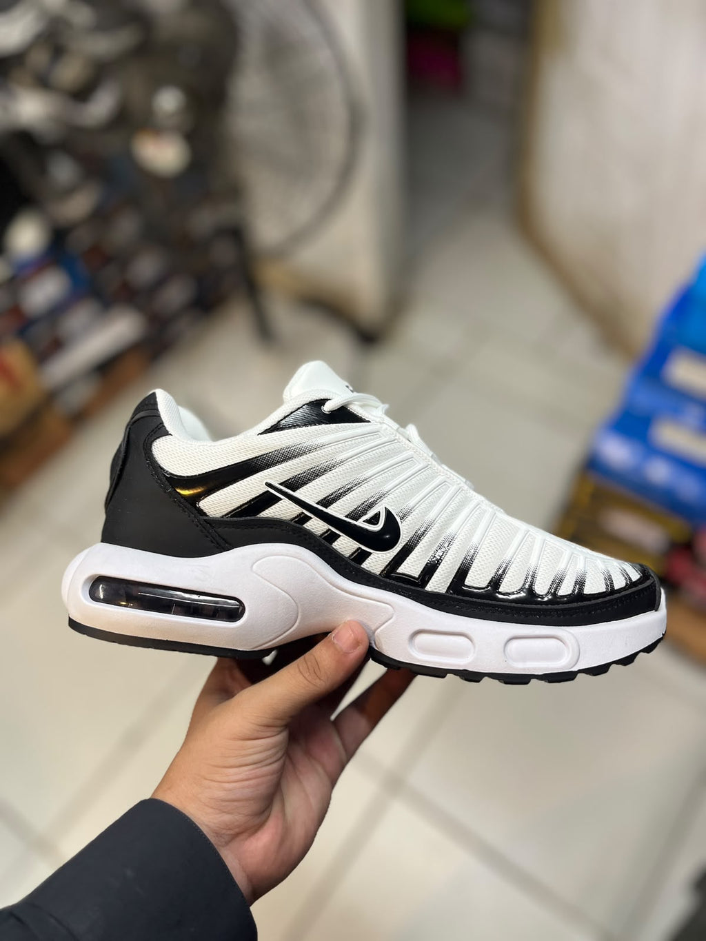 NIKE AIR MAX PLUS - WHITE