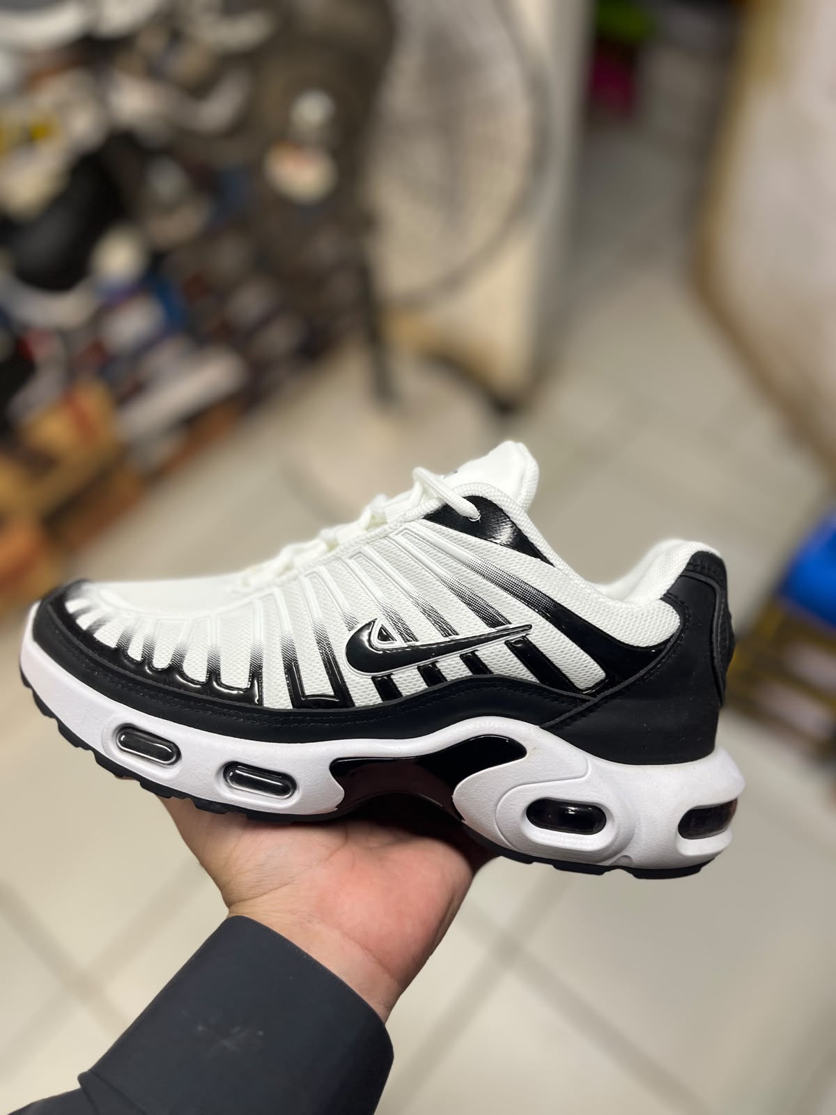 NIKE AIR MAX PLUS - WHITE